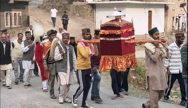 त्रिदेव मिलन पर पीरन में सैंकड़ों लोगों ने लिया देव जुन्गा का आर्शिवाद