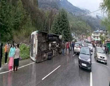 कुल्लू-मनाली हाईवे पर एचआरटीसी की बस दुर्घटनाग्रस्त, हादसे में कई यात्री चोटिल  