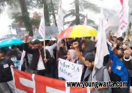 एसएफआई ने राष्ट्रीय शिक्षा नीति को बताया कैंसर, भारी बारिश के बीच राजभवन के बाहर किया प्रदर्शन