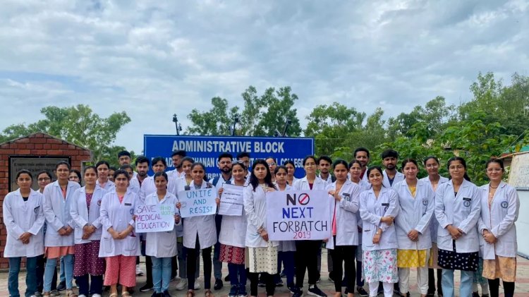 नेशनल एग्जिट परीक्षा के विरोध में प्रशिक्षु चिकित्सकों की हड़ताल खत्म , अब कानूनी जंग लड़ेंगे डाक्टर