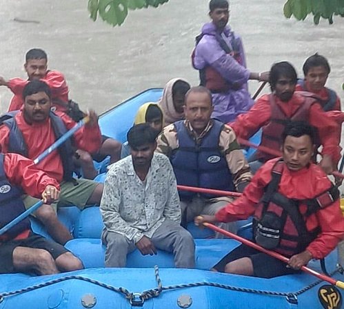 शिमला जिला प्रशासन ने बाढ़ में फसे 3 लोगों को राफ्ट से किया रेस्क्यू