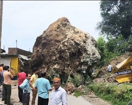 बड़ा हादसा टला : विशालकाय चट्टान गिरने से एक मकान पूरी तरह से क्षतिग्रस्त 