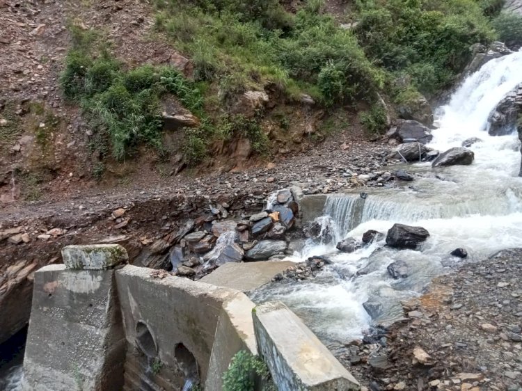 मंत्री मस्त , सड़कें बदहाल और जनता परेशान , किसान मंडियों तक कैसे पहुंचाएं अपने उत्पाद