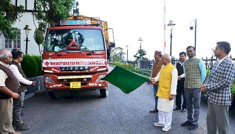 प्रभावित क्षेत्रों के लिए राहत सामग्री के दो वाहनो को  राज्यापल ने हरी झंडी दिखा कर किया रवाना