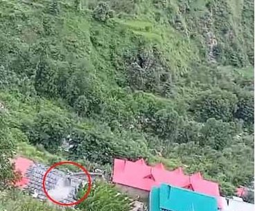 पहाड़ी से चट्टान गिरने से दो मंजिला मकान पूरी तरह नष्ट, तीन परिवार बेघर 