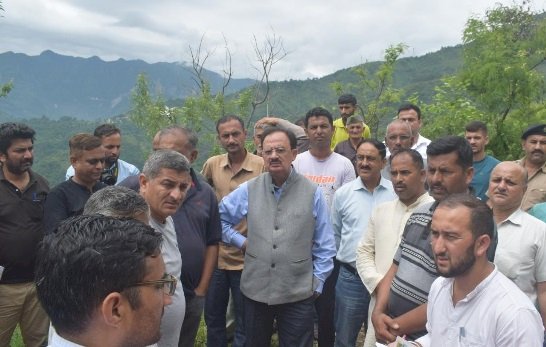 उद्योग मंत्री हर्षवर्धन चौहान ने भारी बारिश से प्रभावित शिलाई क्षेत्र के विभिन्न गांवों का किया दौरा