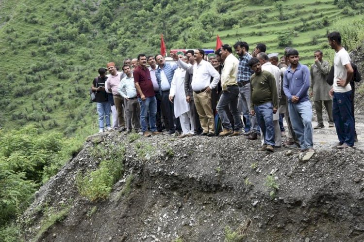उद्योग मंत्री हर्षवर्धन चौहान ने किया आपदाग्रस्त शिलाई क्षेत्र का दौरा , ग्रामीणों को दिया सहायता का आश्वासन 